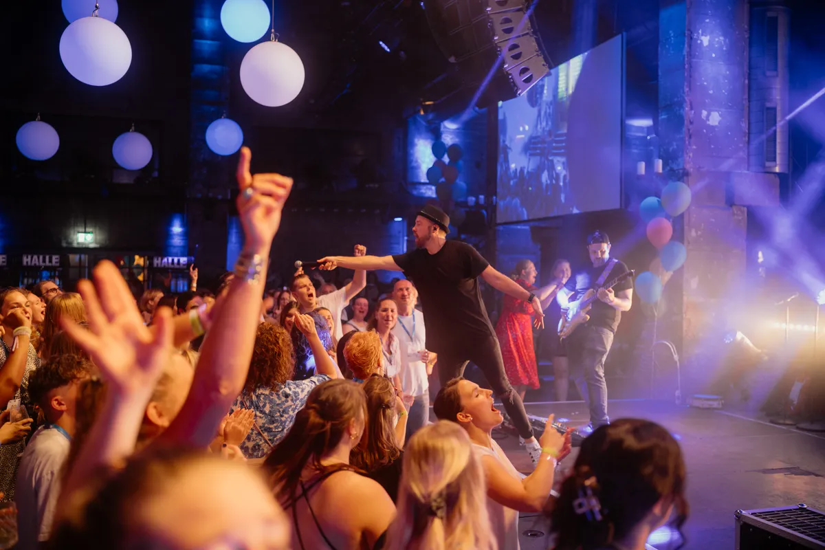 Sommerfest mit Musik4Friends, fröhliche Veranstaltung im Freien, Musik und gemeinsames Feiern.